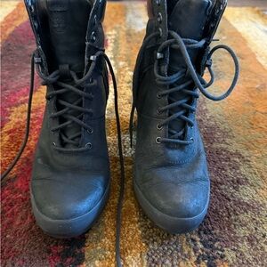 Timberland Women's Camdale Field lace-up ankle boots in black nubuck